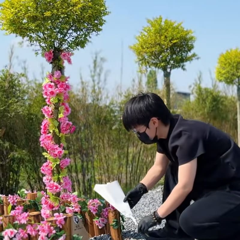 專員於紀念花圃安放寵物骨灰