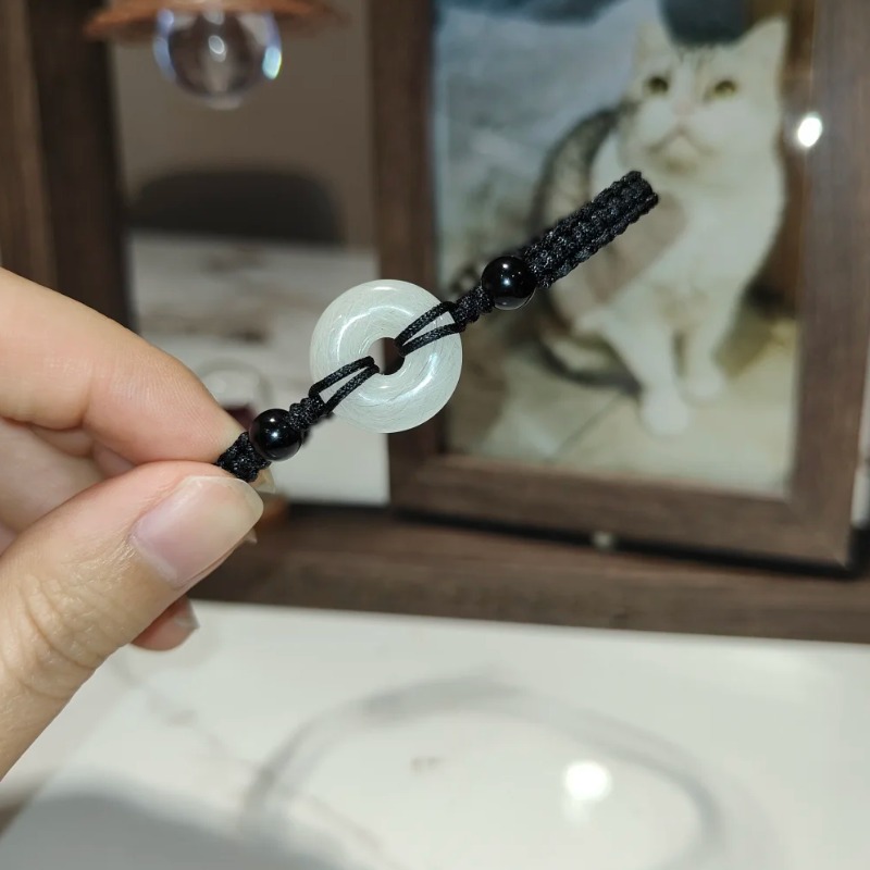 黑繩毛髮封存頸鏈佩戴或陳列效果