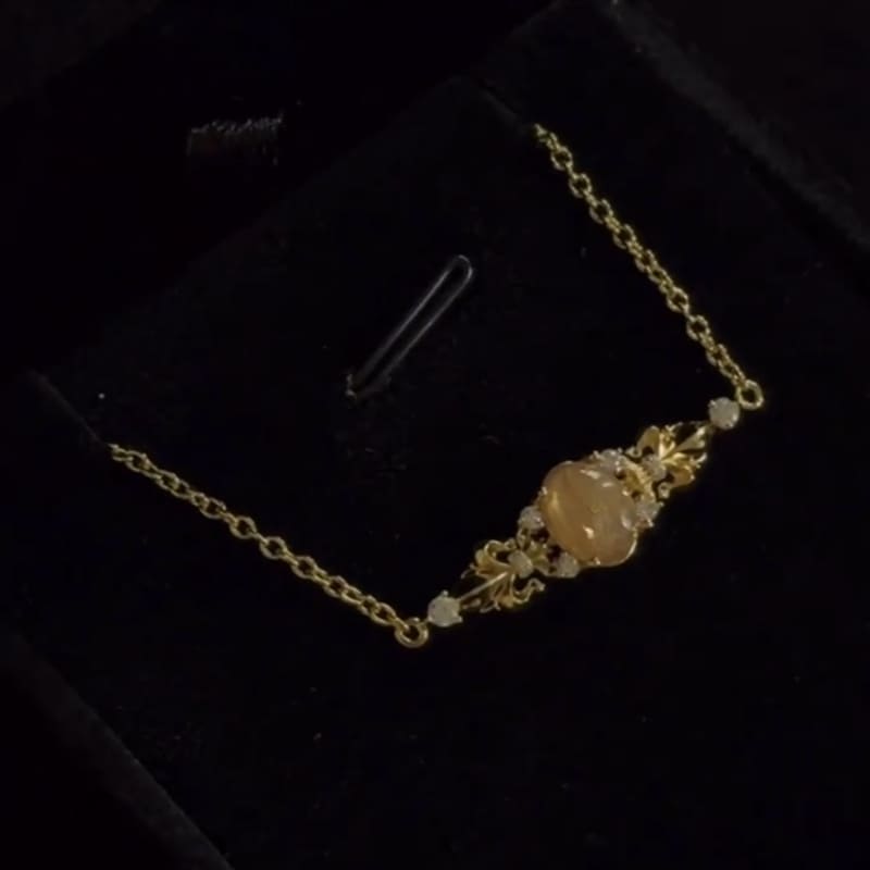 金色花飾手鏈佩戴或陳列效果