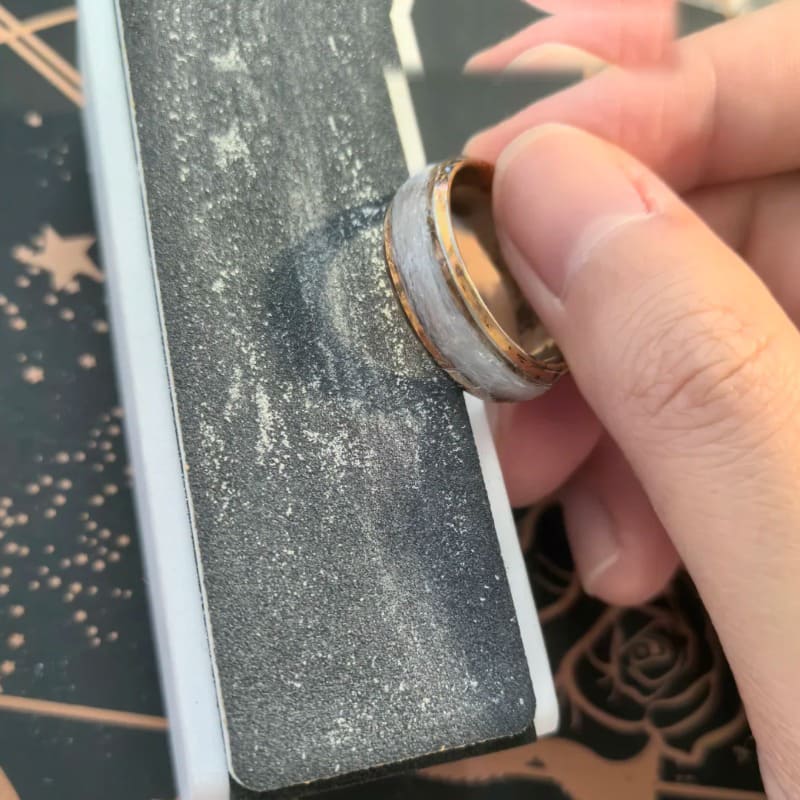 金色線條紀念戒指佩戴或陳列效果