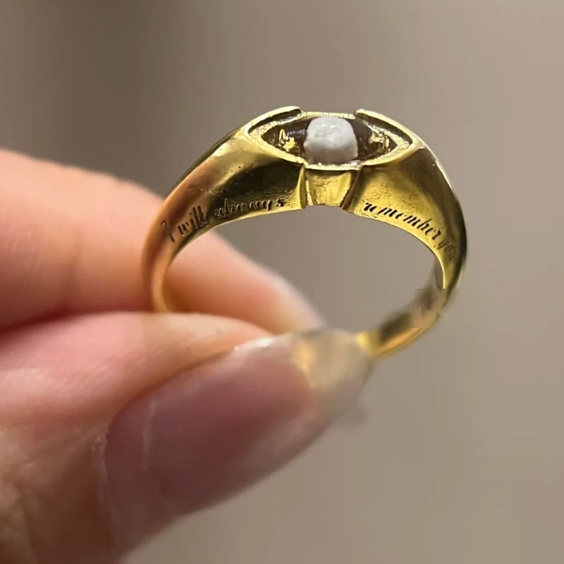 金色誓言紀念戒指佩戴或陳列效果