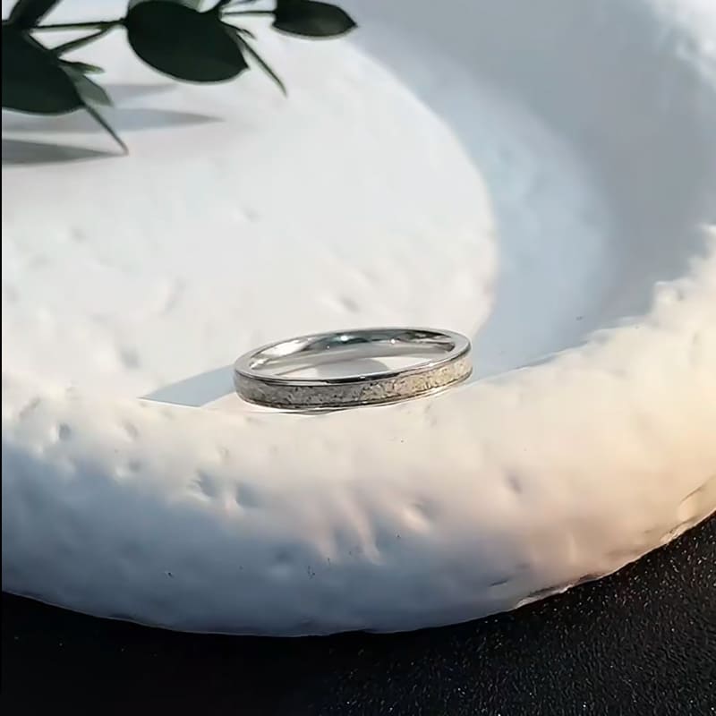 星砂槽嵌紀念戒指細節近照