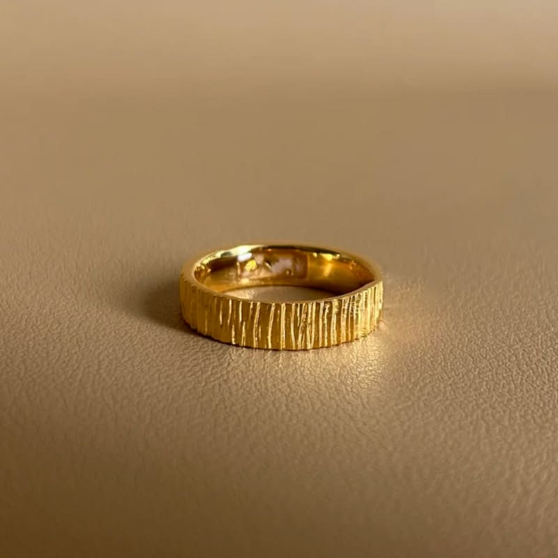 金色素圈戒指細節近照