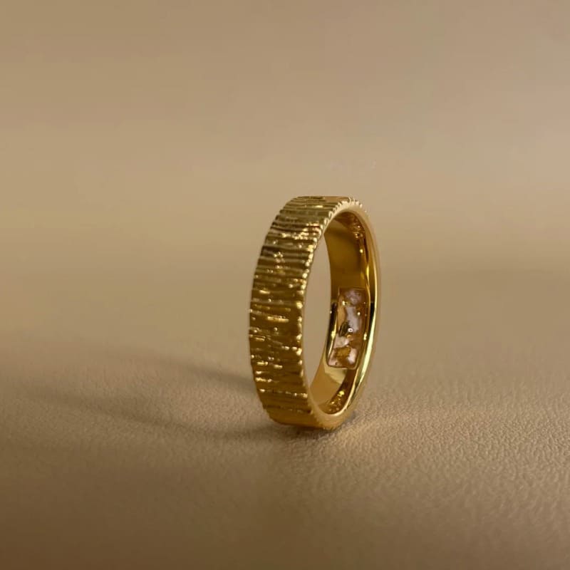 金色素圈戒指佩戴或陳列效果